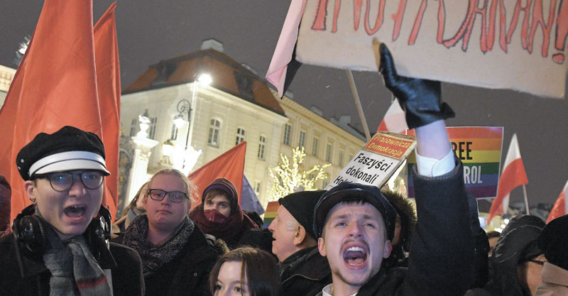 הפגנה בוורשה נגד החוק הפולני. צילום janek skarzynski