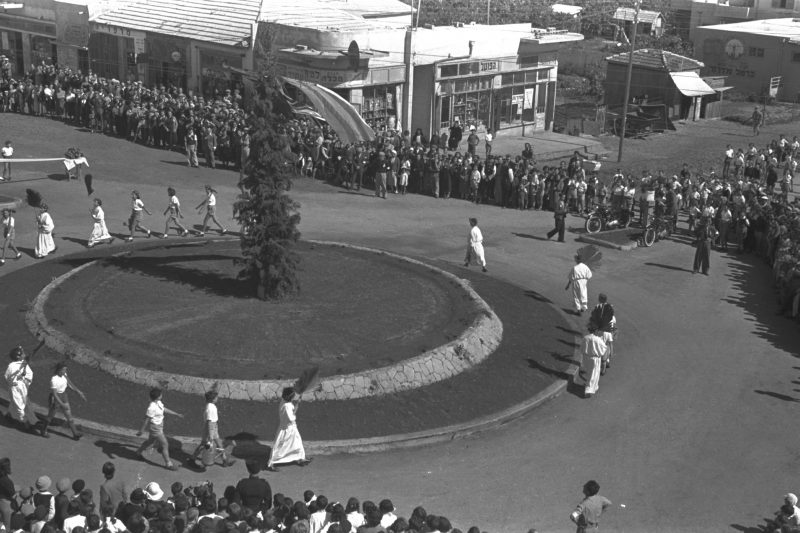 חגיגות העצמאות בכפר סבא בסוף שנות ה-40. צילום דניאל קפלן