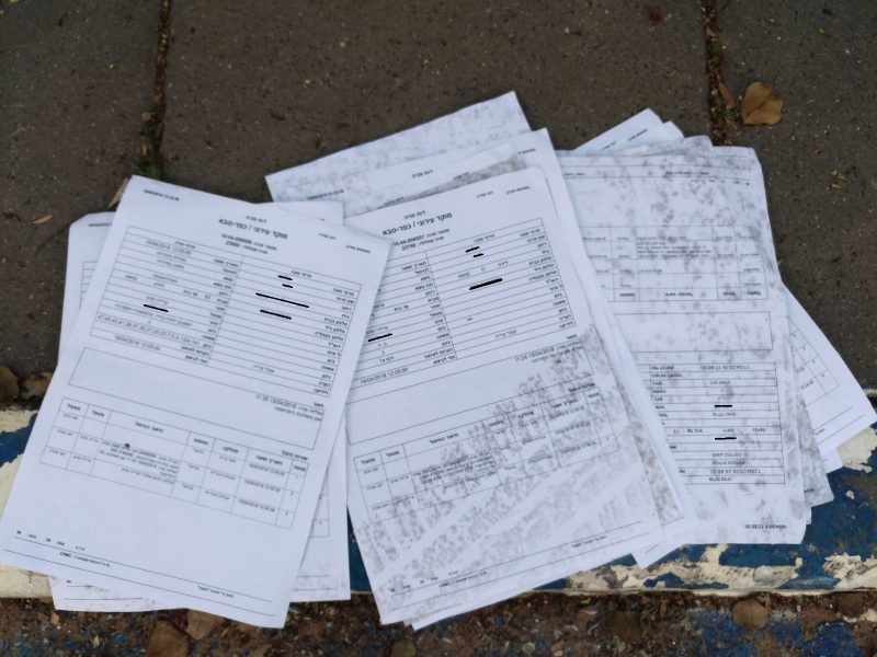 חלק מהמסמכים שנמצאו מחוץ לבית הספר מפתן