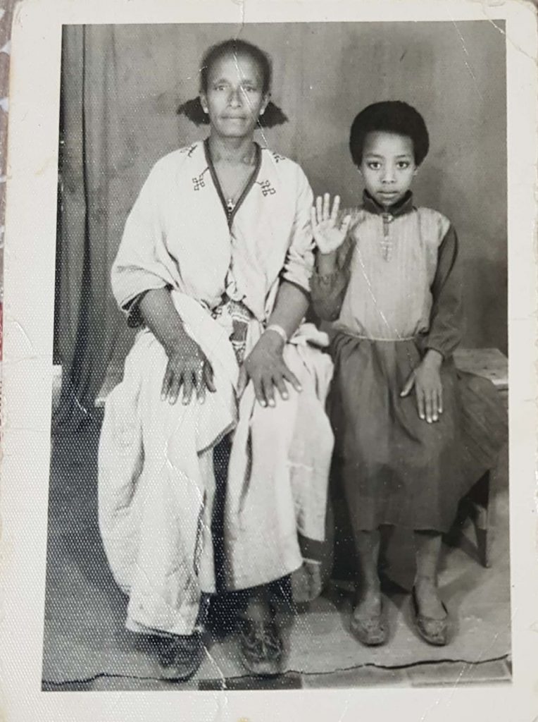 אמה ואחותה של נגה מולוגטה, אתיופיה, 1985
