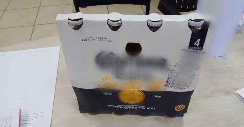 האלכוהול שנמצא בחנות הבגדים נמכר על פי החשד לילדים. צילום: דוברות המשטרה