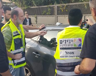 מתנדבי ידידים ליד הרכב. צילום: דוברות ידידים