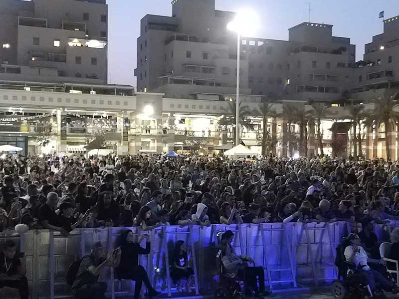 אלפים הגיעו לחגיגות המימונה בכיכר העיר. צילום דוברות עיריית כפר סבא