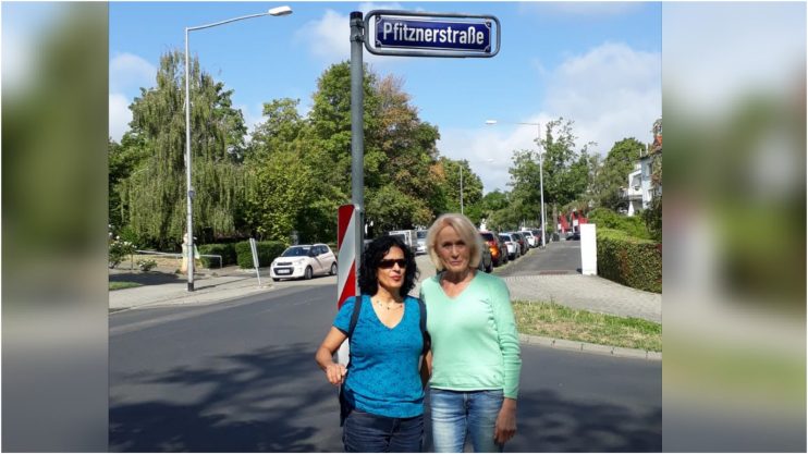 נירה שרר (משמאל) ורנאטה גריגולייט ברחוב על שם פפיצנר