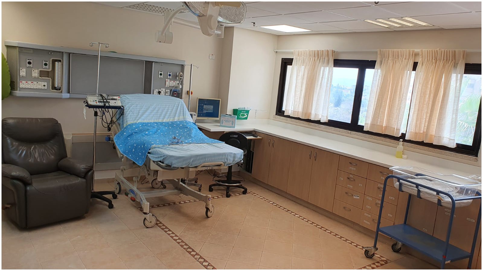 חדר לידה לנשים שנדבקו בקורונה בבית החולים מאיר. צילום באדיבות בית החולים