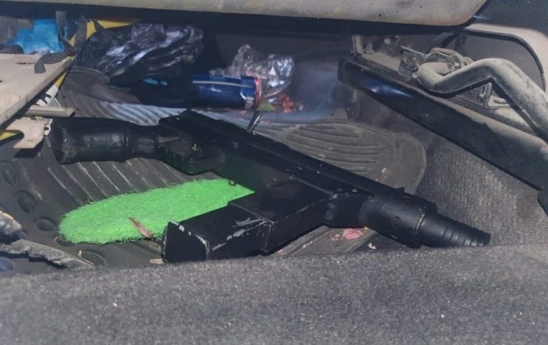 רובה קרלו שנתפס ברכבן של שלושת המחבלות במעבר אליהו, צילום רשות המעברים, משרד הביטחון