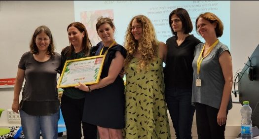 סיום קורס בסמינר הקיבוצים לבניית מרחבים היברידיים עבור הילדים המאושפזים. מימין: אורית ברג יועצת המרכז החינוכי במאיר, פאתן קאסם - מורה לטכנולוגיה ומחשבים במאיר, ד"ר גליה חנוך - מנחה פדגוגית, ליאורה פרלברג, מנהלת המרכז החינוכי במאיר, ד"ר יעל יונדלר מנחת הקורס מסמינר הקיבוצים. צילום דוברות מאיר