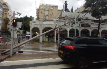 עמוד תאורה שקרס בויצמן פינת התחיה, צילום שרץ ברשת, פרסום לפני סעיף 27א לחוק זכויות יוצרים