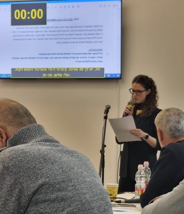 טל מאור זינגרמן, נציגת ההורים, בישיבת המועצה. צילום פרטי