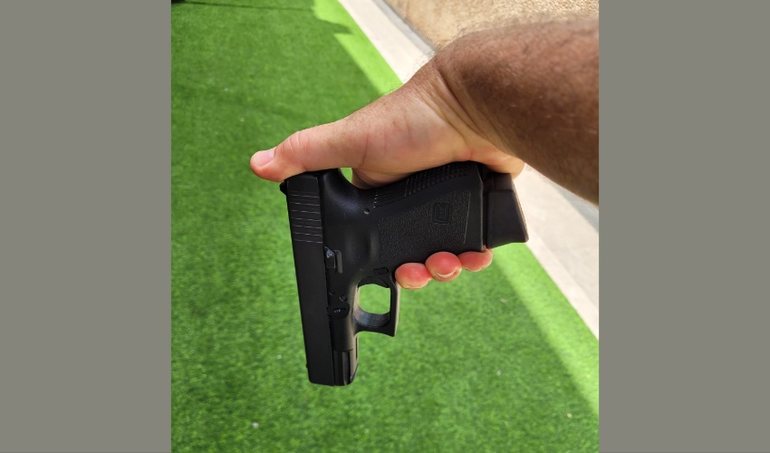 האקדח שנמצא בבריכת הכדורים בקניון ערים, צילום פרטי