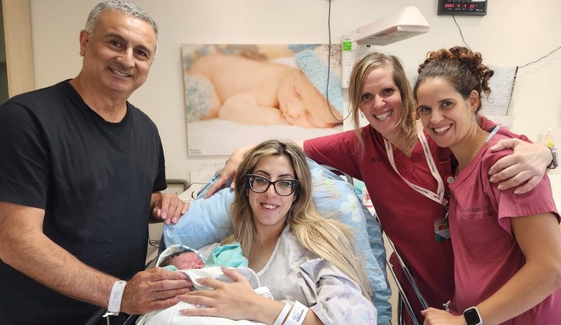 דניאלה וברוך יחד עם בנם והמיילדות דנה עתיר ודבורה שלומוביץ בחדרי הלידה במרכז רפואי מאיר מקבוצת כללית