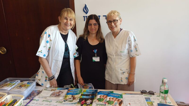 האחות מרינה גילשטיין, האחות לירז אוחיון, ומנהלת אחיות במרכז בריאות הילד בכפר סבא הירוקה, סופי גוטליב שוורץ, צילום שירותי בריאות כללית