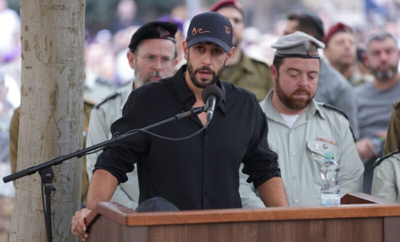 עידן עמדי בהלוויית סגן הדר גולדין ז"ל, צילום מטה המשפחות