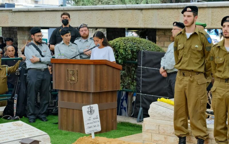 הדר דניאל סופדת לאחיה עוז ז"ל, צילום מטה המשפחות