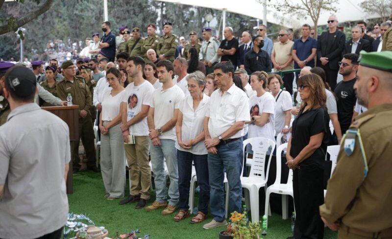 משפחת גולדין בהלוויית סגן הדר ז"ל, צילום מטה המשפחות