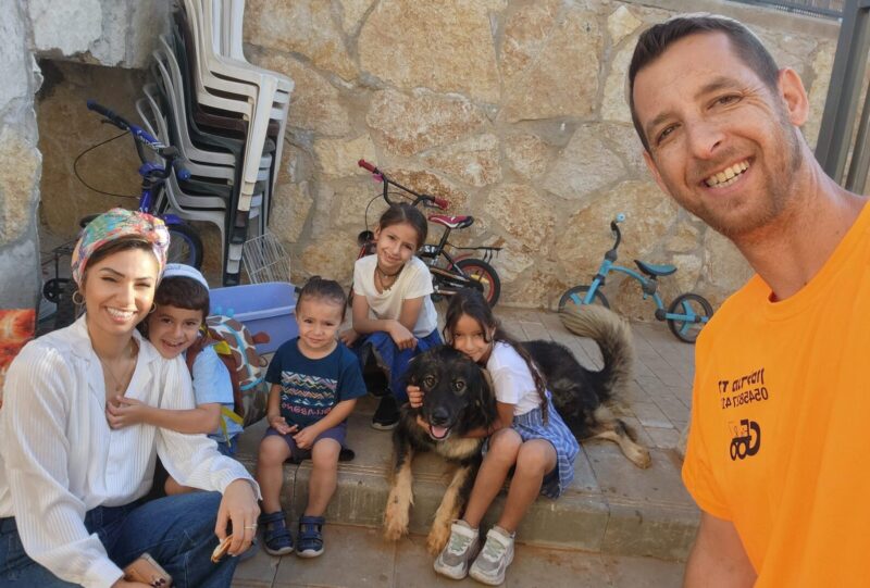רז מנדלסון עם משפחתו, צילום פרטי