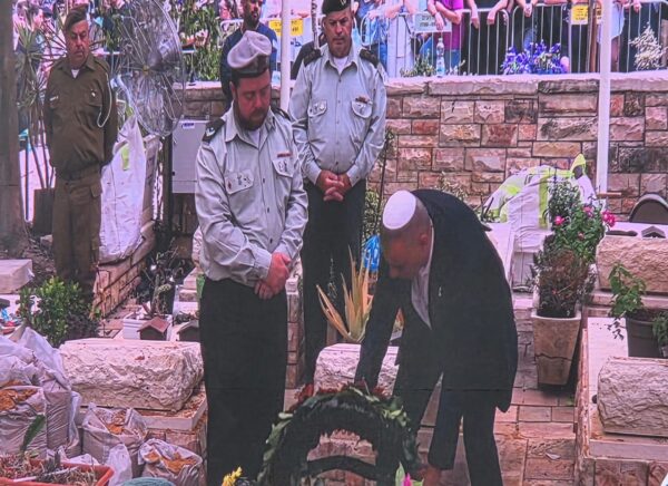 רפי סער בהלוויית הדר גולדין ז"ל, צילום עיריית כפר סבא