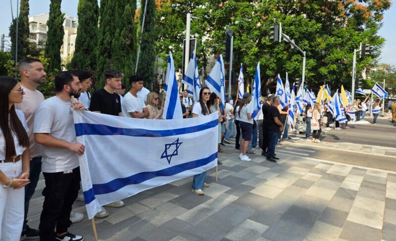 תושבים מלווים את סמ"ר עוז דניאל בדרכו האחרונה, צילום עיריית כפר סבא