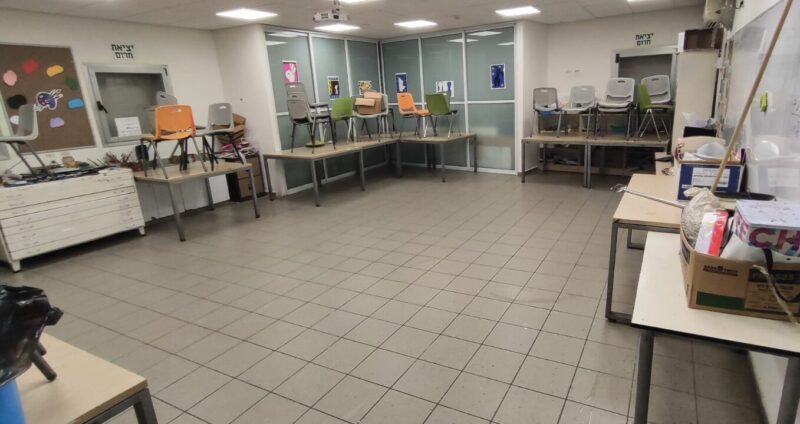 דבורה עומר לאחר הניקיון בעקבות ונדליזם, צילום עיריית כפר סבא