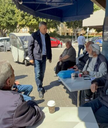 רפי סער עם תושבים בשכונת יוספטל, צילום דוברות העירייה