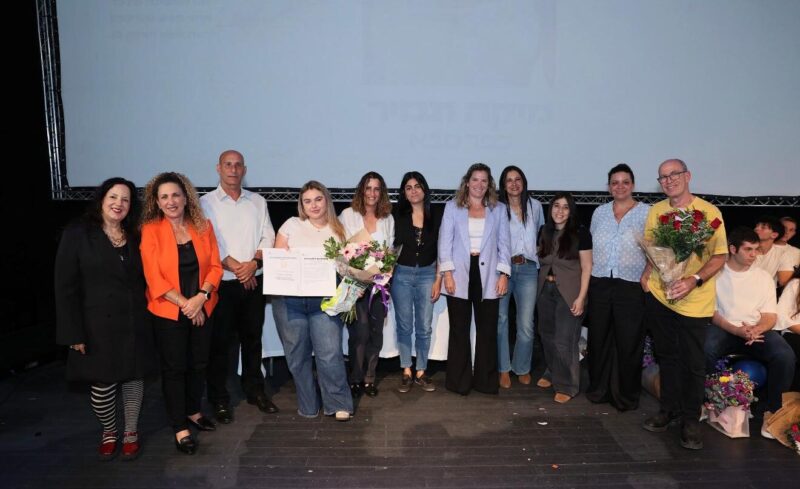 מיקה תמיר מקבלת את אות הפעילה החברתית המצטיינת, צילום דוד וייל משרד החינוך