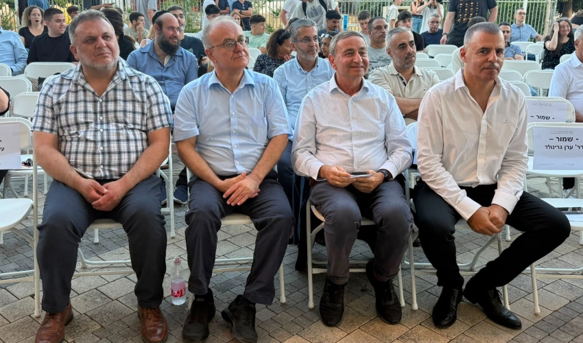 ראש עיריית כפר סבא וראש עיריית טירה בטקס סיום המחזור הראשון של המרכז (צילום: דוברות עיריית כפר סבא)