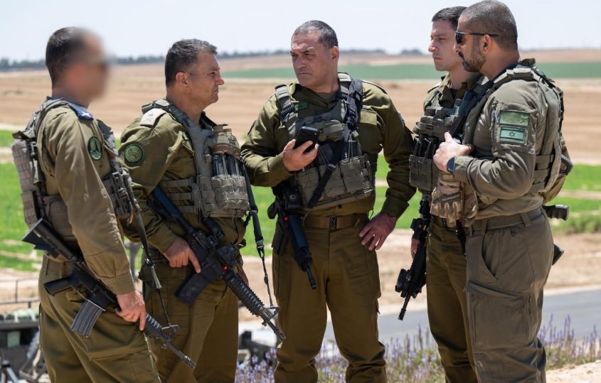 הערכת מצב של הרמטכ"ל רא"ל אייל זמיר בעקבות הפיגוע בשרון, צילום דובר צה"ל