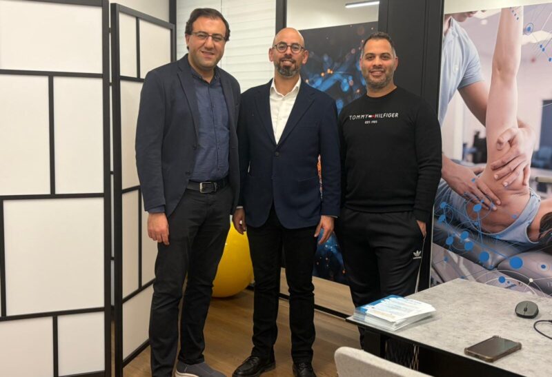 מימין: מורסי עסילי, פיזיותרפיסט ואח מוסמך, ד"ר הייתם אבו נגמה, אורולוג בכיר, ד"ר עלא מחאמיד, צילום סופיה מדיקל