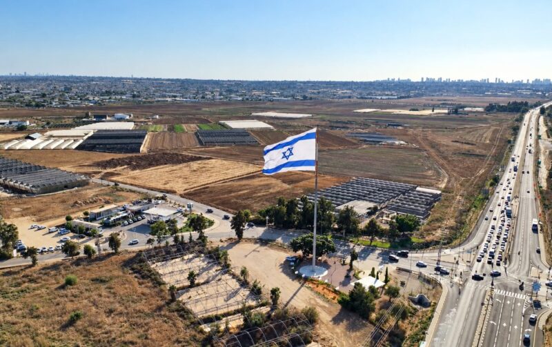 הדגל הענק המוצב בניצני עוז, צילום איל שבת באדיבות יחצ שירן פרץ